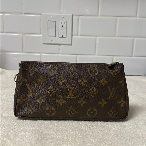 Not for sale Louis Vuitton, wristlet or pouch - Picture 1 of 10